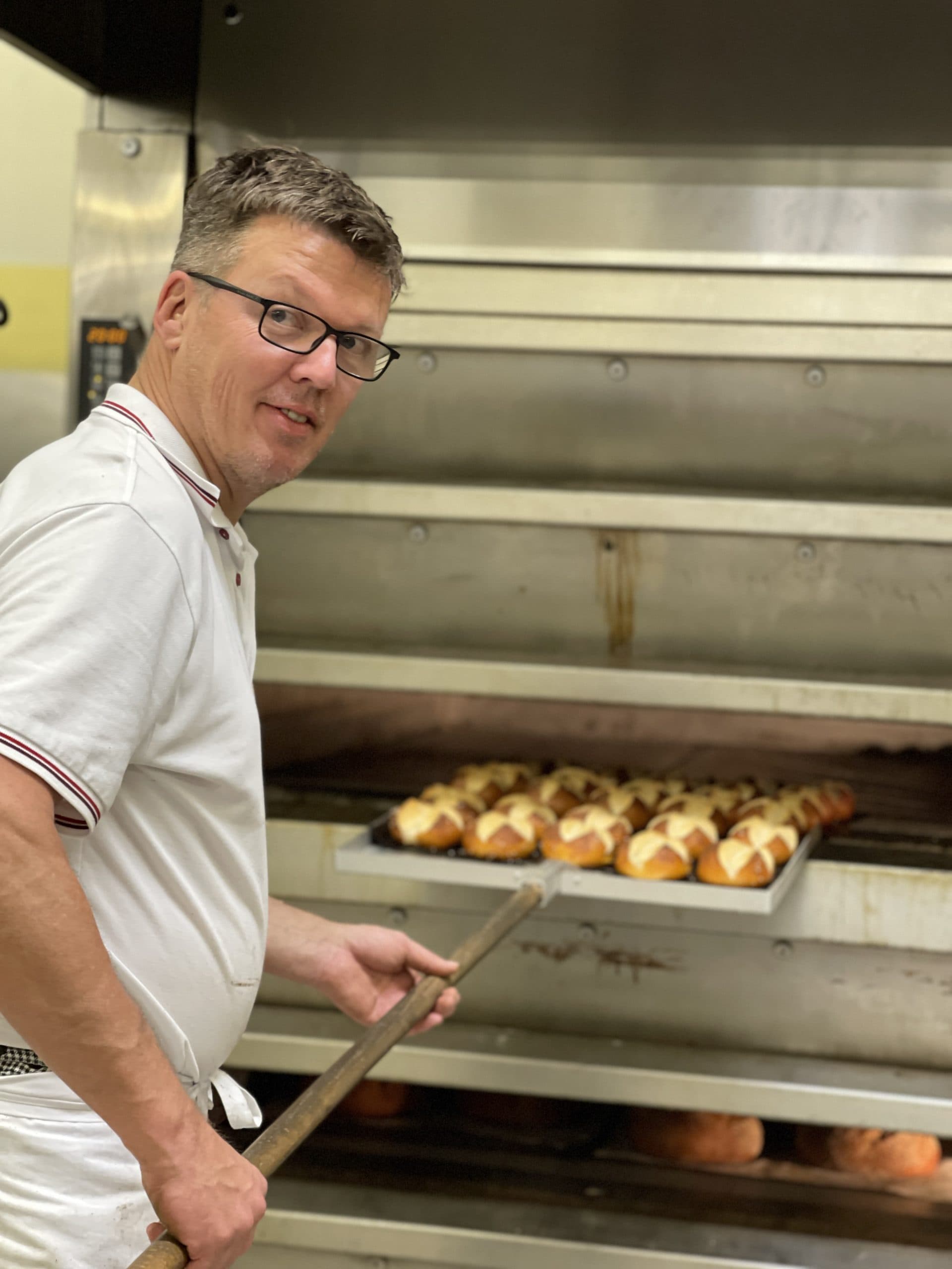 Bäckermeister Jochen Sauter in der Backstube