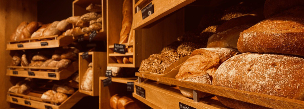 Frische Brote im Regal der Bäckerei Sauter
